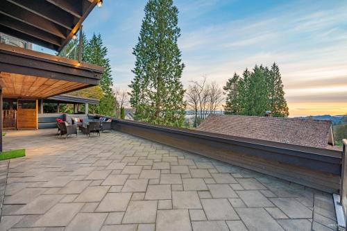 Private Bedroom, Bathroom, Shared Outdoor Pool, Hot Tub in North Vancouver, Canada