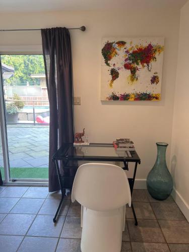 Private Bedroom, Bathroom, Shared Outdoor Pool, Hot Tub in North Vancouver, Canada