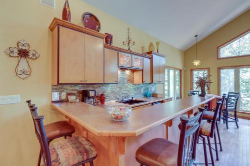 Fairfield Bay Retreat with Fireplaces and Lake Access in Fairfield Bay (AR)