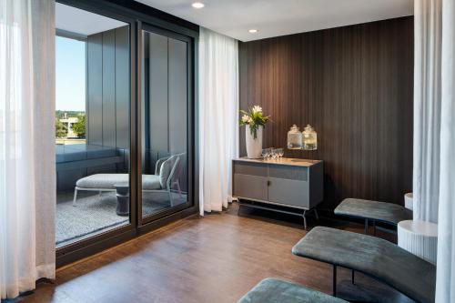 Amway Grand Plaza Hotel Curio Collection by Hilton - image 8