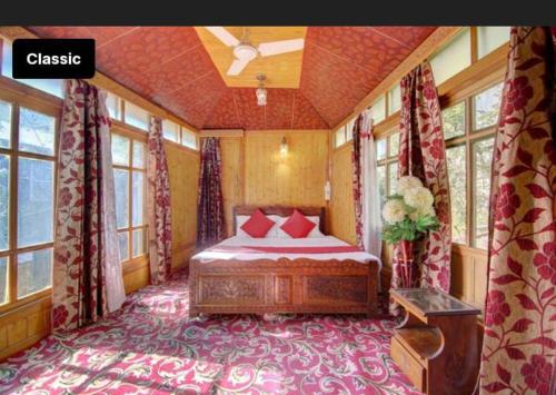 Mossess group of houseboats photo 2