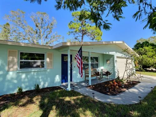 Three-Bedroom House room in NEW Warm modern bliss just 10 minutes from Siesta Key beaches and downtown Sarasota