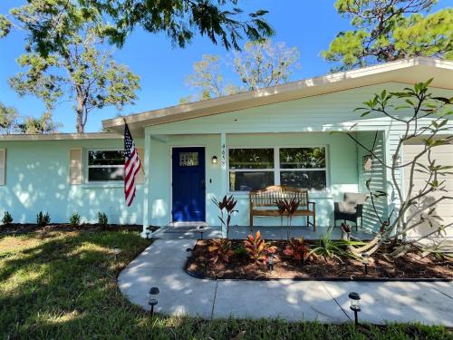 NEW Warm modern bliss just 10 minutes from Siesta Key beaches and downtown Sarasota in Sarasota, USA