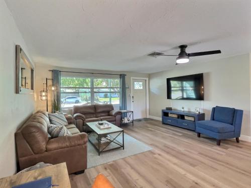 NEW Warm modern bliss just 10 minutes from Siesta Key beaches and downtown Sarasota in Sarasota, USA