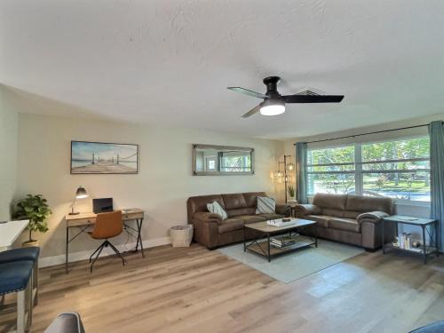 NEW Warm modern bliss just 10 minutes from Siesta Key beaches and downtown Sarasota - image 3