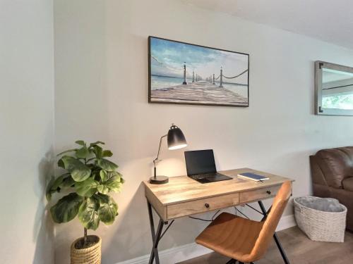 NEW Warm modern bliss just 10 minutes from Siesta Key beaches and downtown Sarasota in Sarasota, USA