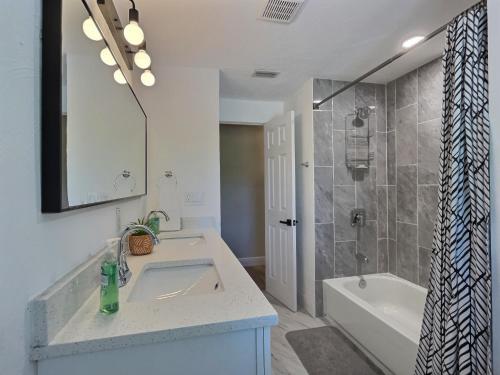 Three-Bedroom House image 8