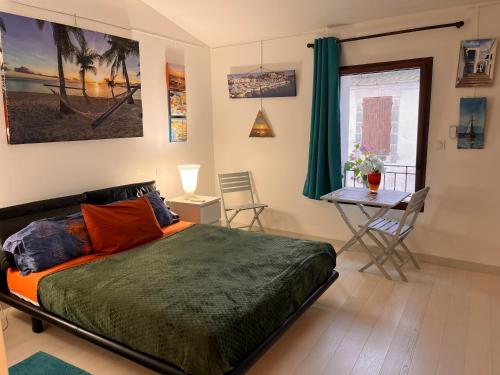 Chambre cozy spacieuse, intra-muros, clim, parking - Pension de famille - Aigues-Mortes