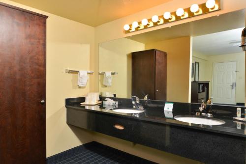 Standard King Room - Non-Smoking