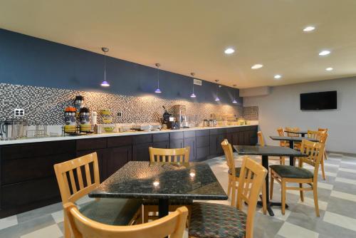 Ételek és italok, Quality Inn Needles in Needles