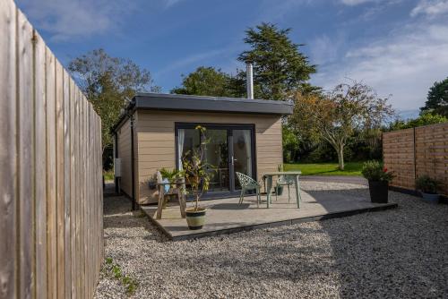 Olverstone Lodge, a beautiful Cornish lodge with wood burner & garden