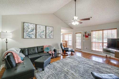 Hot Springs Getaway with Deck, 8 Mi to Downtown!