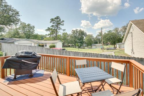 Hot Springs Getaway with Deck, 8 Mi to Downtown!