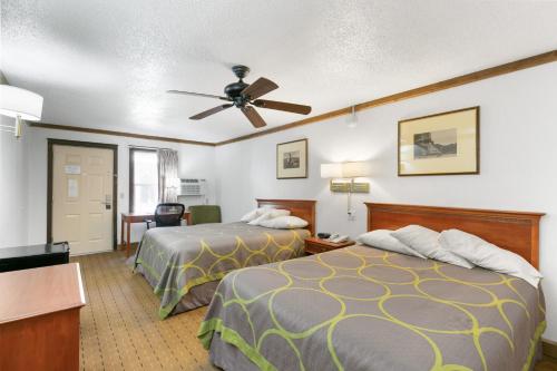 Queen Room with Two Queen Beds - Non-Smoking