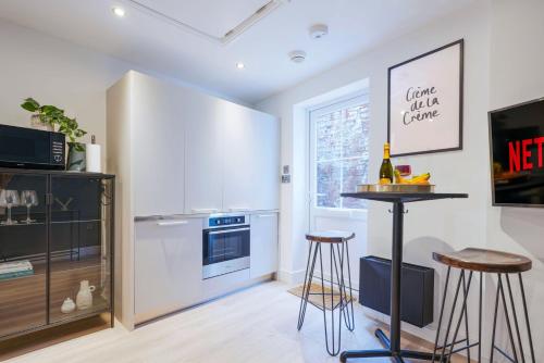 ห้องครัว, Boutique Apartment - City Centre - Free Parking, Fast Wifi and Smart TV by Yoko Property in โอเวอร์สเลด