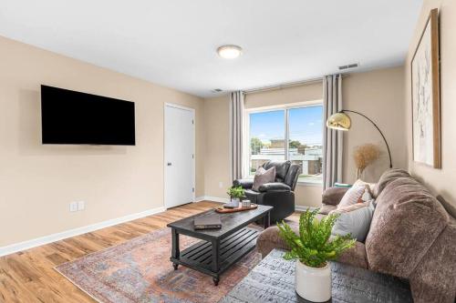 Spacious 1BR Upper Flat in the Heart of Roseville thumb 4