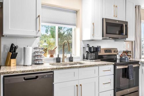 Spacious 1BR Upper Flat in the Heart of Roseville in Roseville, USA