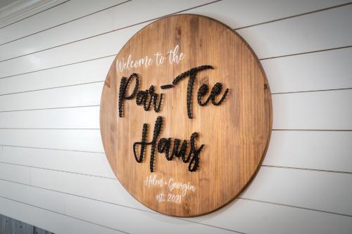 Par-Tee Haus I- Game Room & Hot Tub-Walk to Helen in Helen, USA