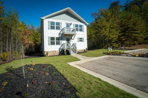 Par-Tee Haus I- Game Room & Hot Tub-Walk to Helen