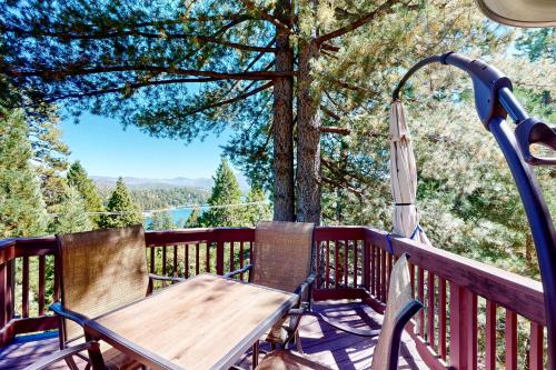 Hidden Sanctuary with casita in Lake Arrowhead, USA