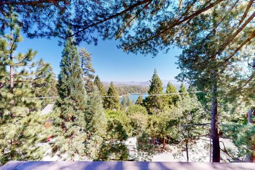 Hidden Sanctuary with casita in Lake Arrowhead, USA