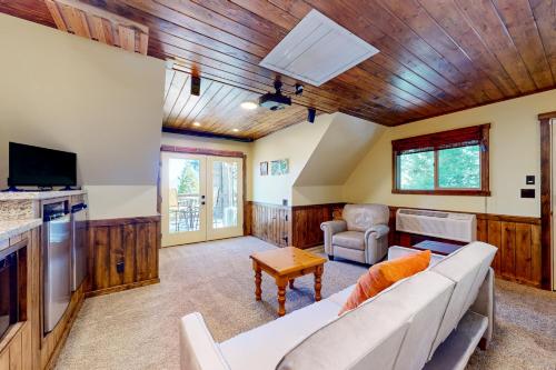 Hidden Sanctuary with casita in Lake Arrowhead, USA
