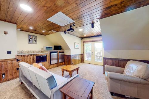 Hidden Sanctuary with casita in Lake Arrowhead, USA