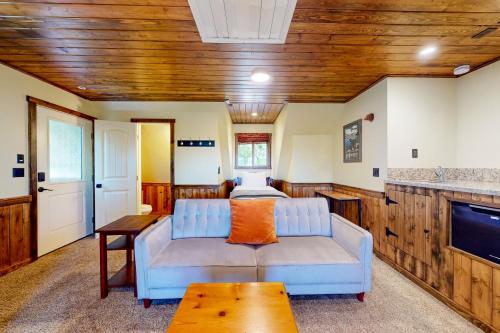 Hidden Sanctuary with casita in Lake Arrowhead, USA