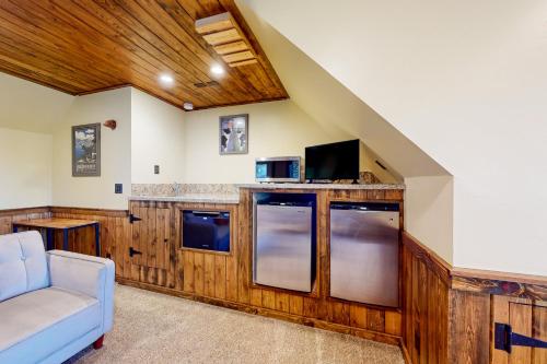 Hidden Sanctuary with casita in Lake Arrowhead, USA