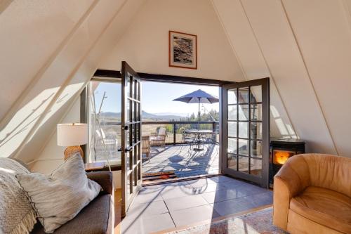 Jefferson A-Frame Cabin with Rocky Mountain Views in Bordenville, USA