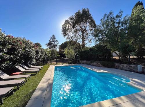 Grand Mas provençal, mer à 200m, parking privé fermé, piscine chauffée