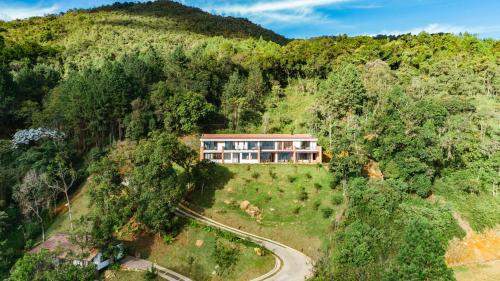 Hilltop Enchanting Villa with Stunning Views & Jacuzzi, Medellín (Foto 7)