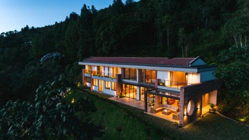 Hilltop Enchanting Villa with Stunning Views & Jacuzzi, Medellín (Foto 6)