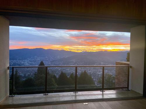 Hilltop Enchanting Villa with Stunning Views & Jacuzzi, Medellín (Foto 5)