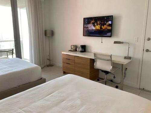 Two queen size bed studio Miami in Hallandale Beach, USA