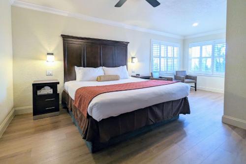 Clarion Collection Wilkie's Inn Pacific Grove - Monterey Room Type - Superior King Room - Non-Smoking
