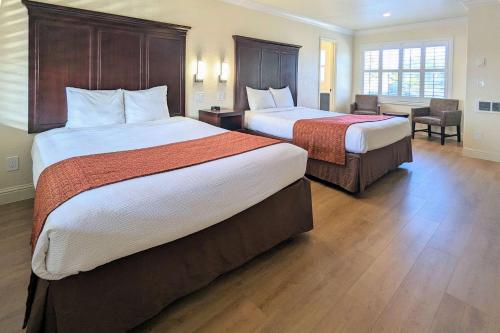 Clarion Collection Wilkie's Inn Pacific Grove - Monterey Room Type - Queen Room with Two Queen Beds