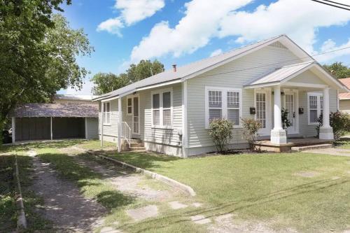 Stay Near Downtown, Riverwalk, & Pearl in 1 BR/1BA near San Antonio Botanikus Kert