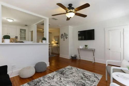 Stay Near Downtown, Riverwalk, & Pearl in 1 BR/1BA near San Antonio Állatkert