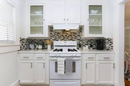 Stay Near Downtown, Riverwalk, & Pearl in 1 BR/1BA near San Antonio Állatkert