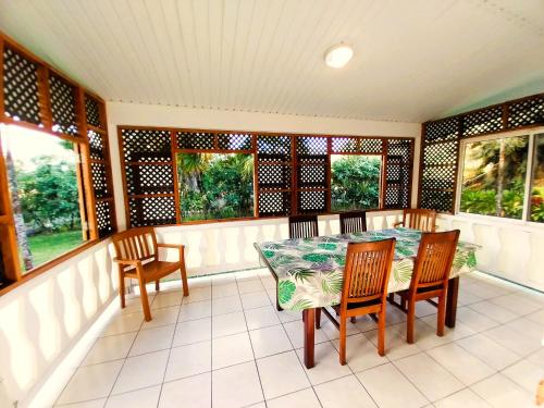 TAHITI - Haumaru Beach Fare in مهينا