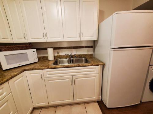 Private & cozy ground level suite in quiet area