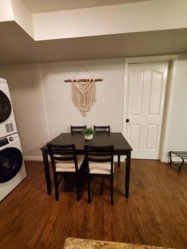 Private & cozy ground level suite in quiet area