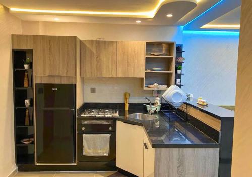 Cocina, CHIC & COSY appartement trés calme (CHIC & COSY appartement tres calme) in Al Mohammadi