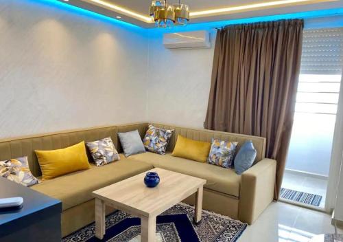 sala de TV, CHIC & COSY appartement trés calme (CHIC & COSY appartement tres calme) in Al Mohammadi