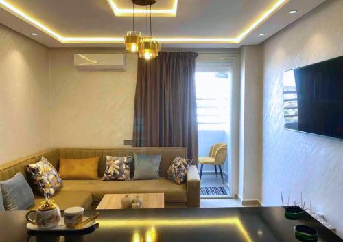 sala de TV, CHIC & COSY appartement trés calme (CHIC & COSY appartement tres calme) in Al Mohammadi