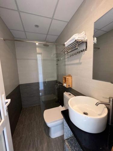 Standard Double Room image 3