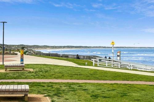 Mod House Ocean Grove- Walk to the shops, cafes, beach and park! Brand new luxury apartment in gated complex