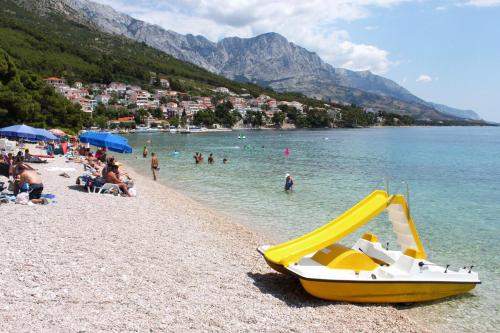 Apartments with a parking space Brela, Makarska - 17371