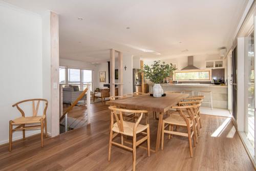 Kitchen, The Navigator with heated pool and spa in Arthurs Seat / Main Ridge